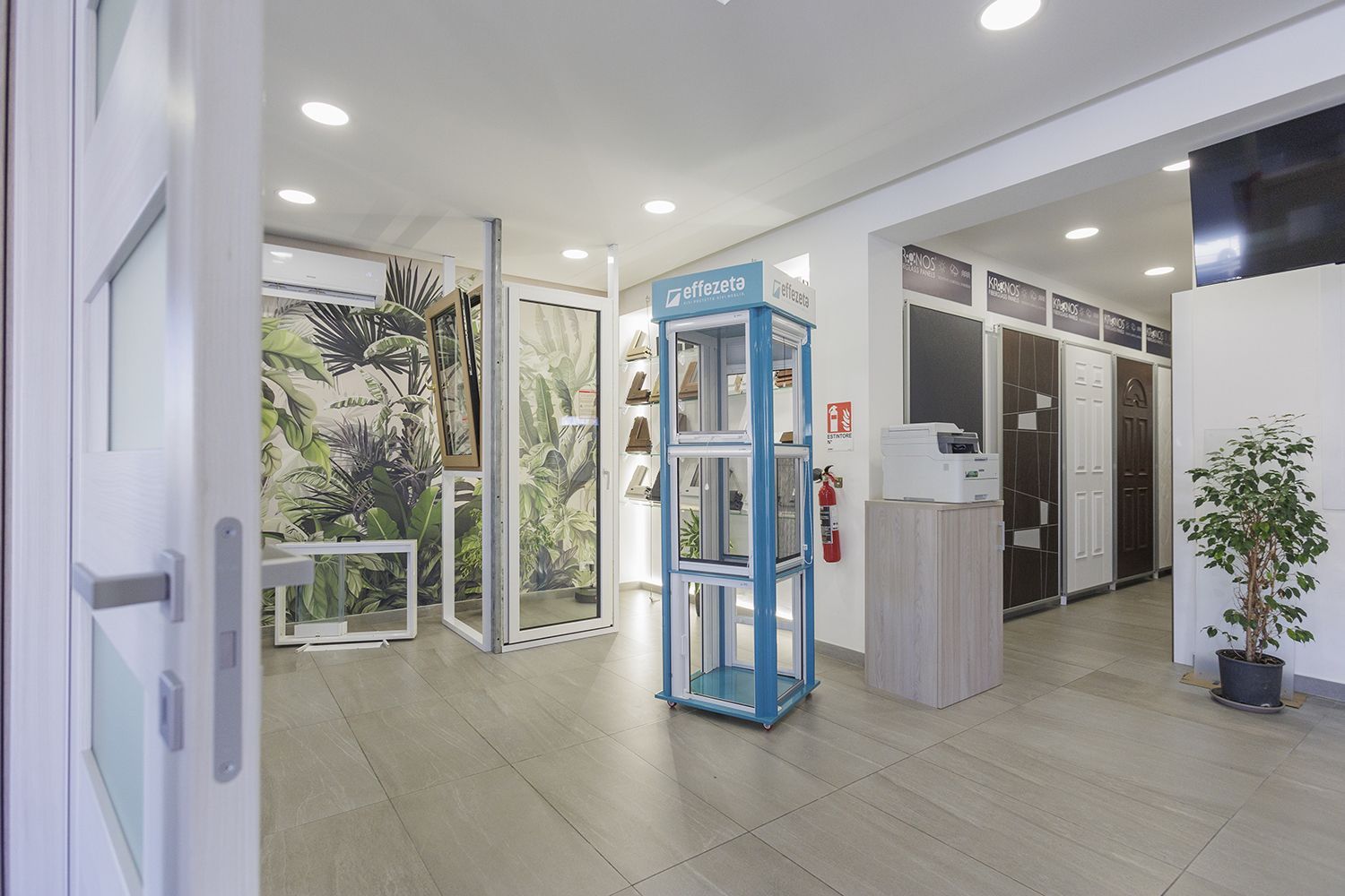 Una cabina telefonica blu si trova al centro di una stanza.