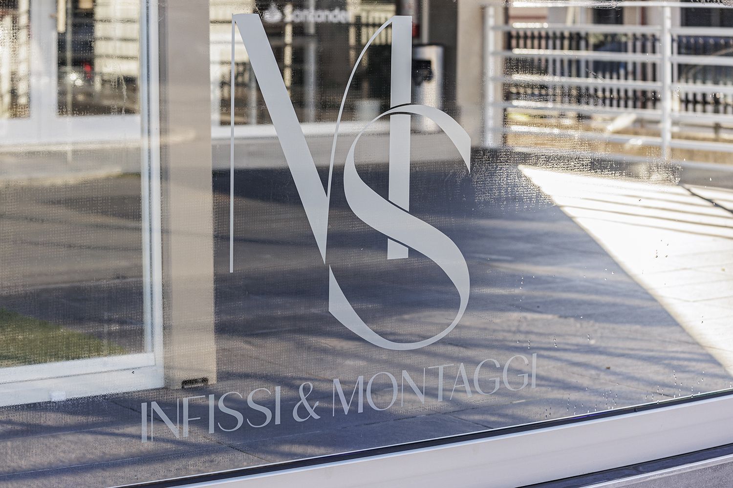 Una porta di vetro con le lettere ns sopra