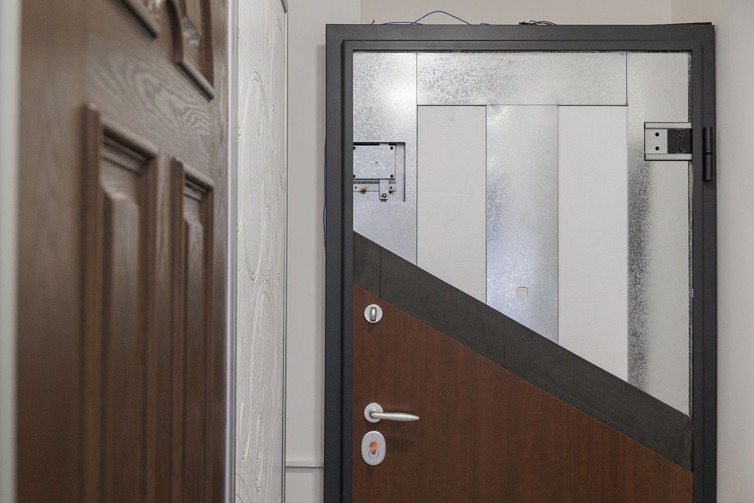 Un primo piano di una porta in un corridoio.