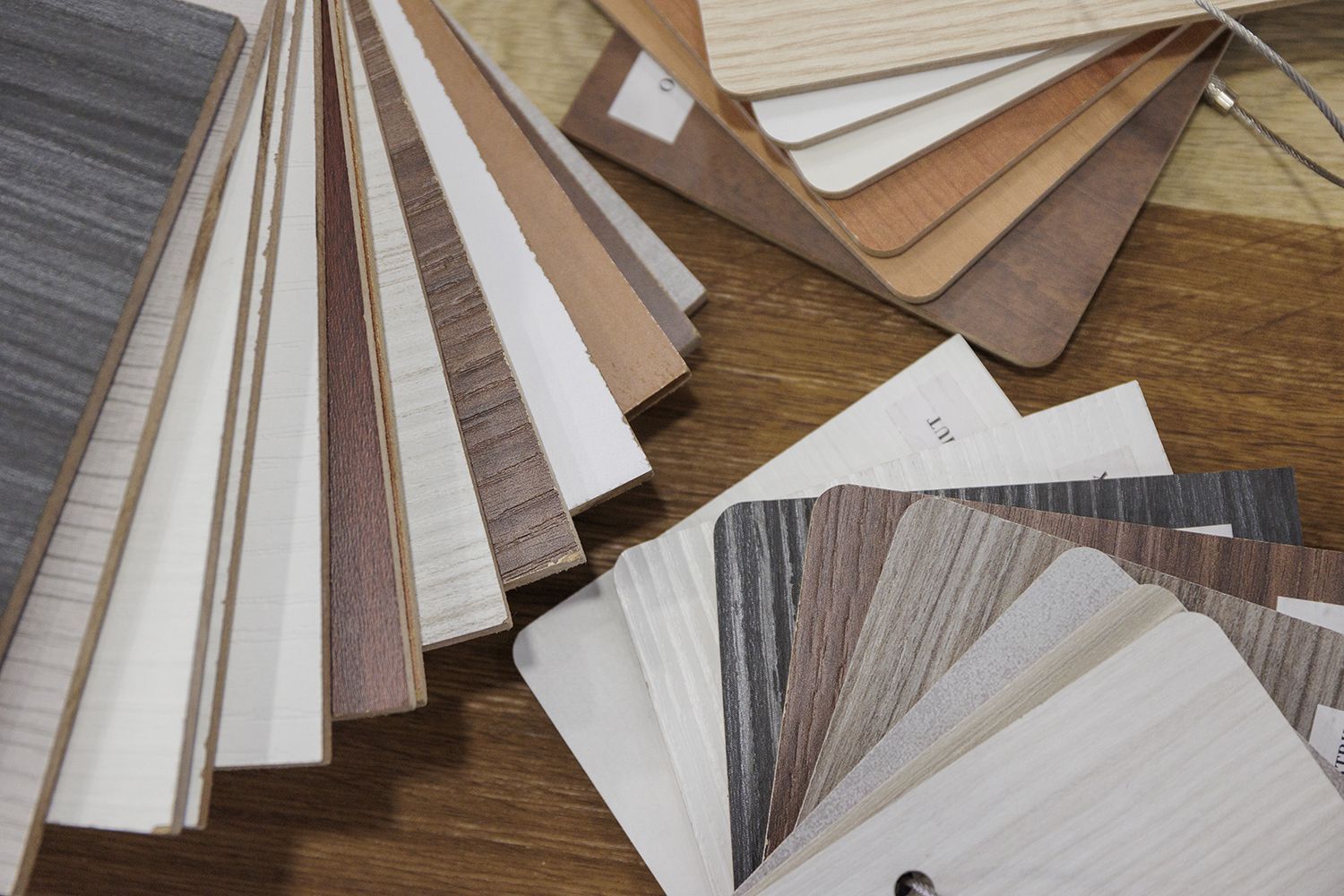 Ci sono molti tipi diversi di campioni di legno sul tavolo.