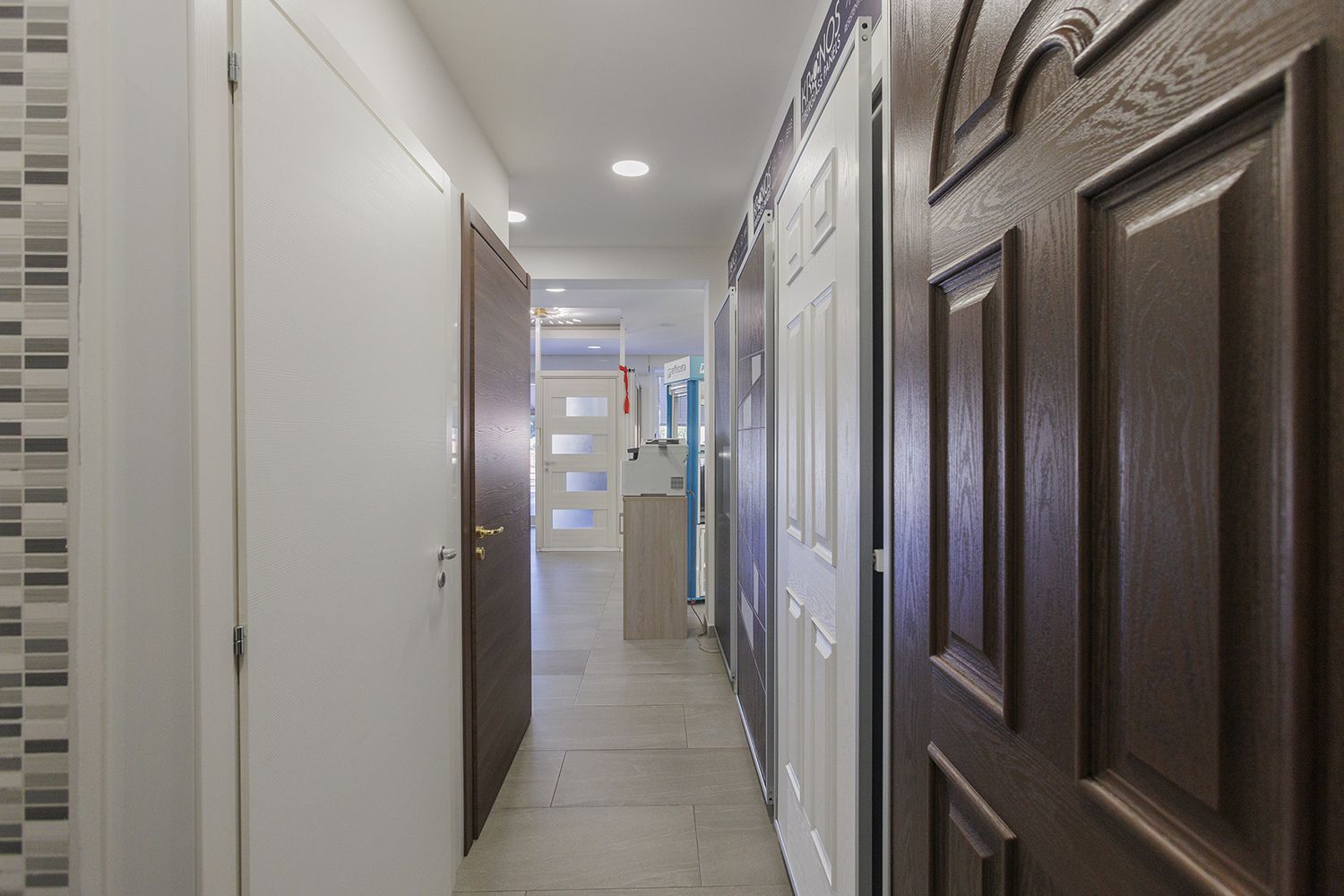 Ci sono molti tipi diversi di porte in questo corridoio.