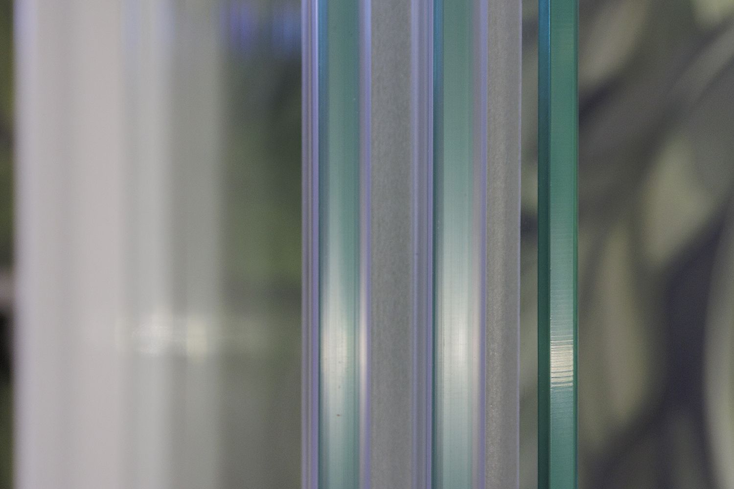 Un primo piano di una parete di vetro con uno sfondo sfocato.