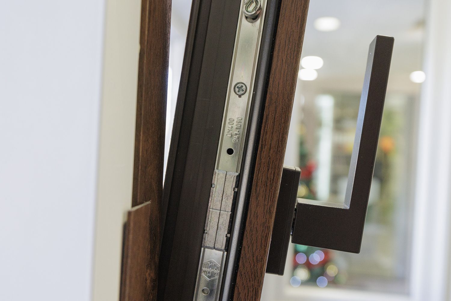 Un primo piano di una porta con una maniglia.