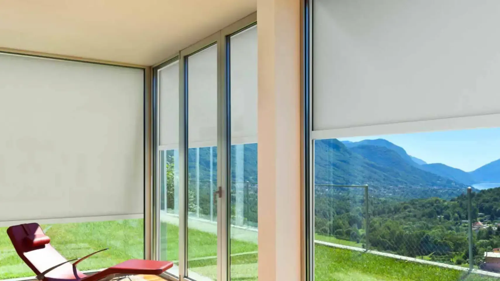 Un soggiorno con una sedia e vista sulla montagna.