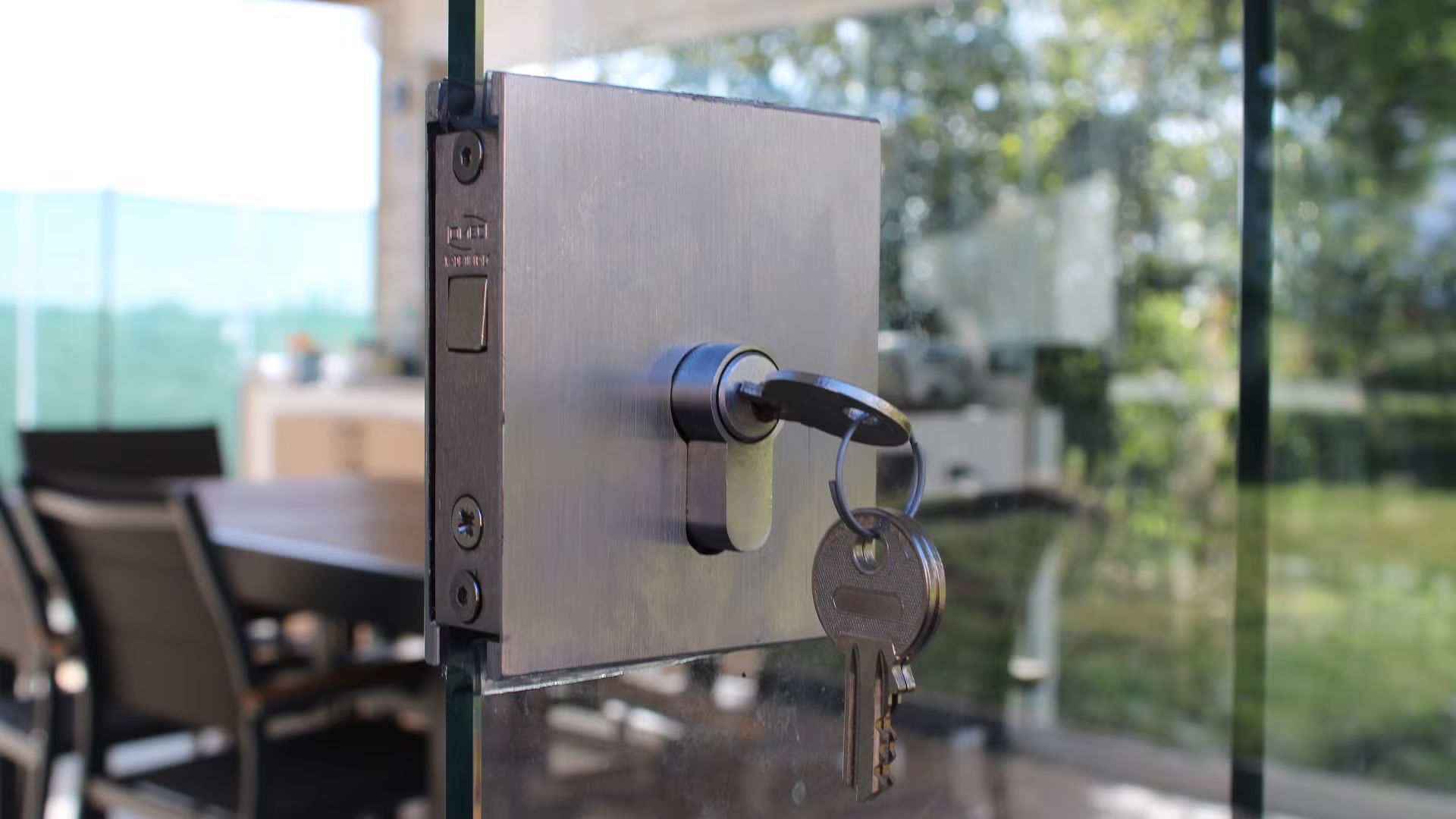 Un primo piano di una porta a vetri con una chiave dentro.