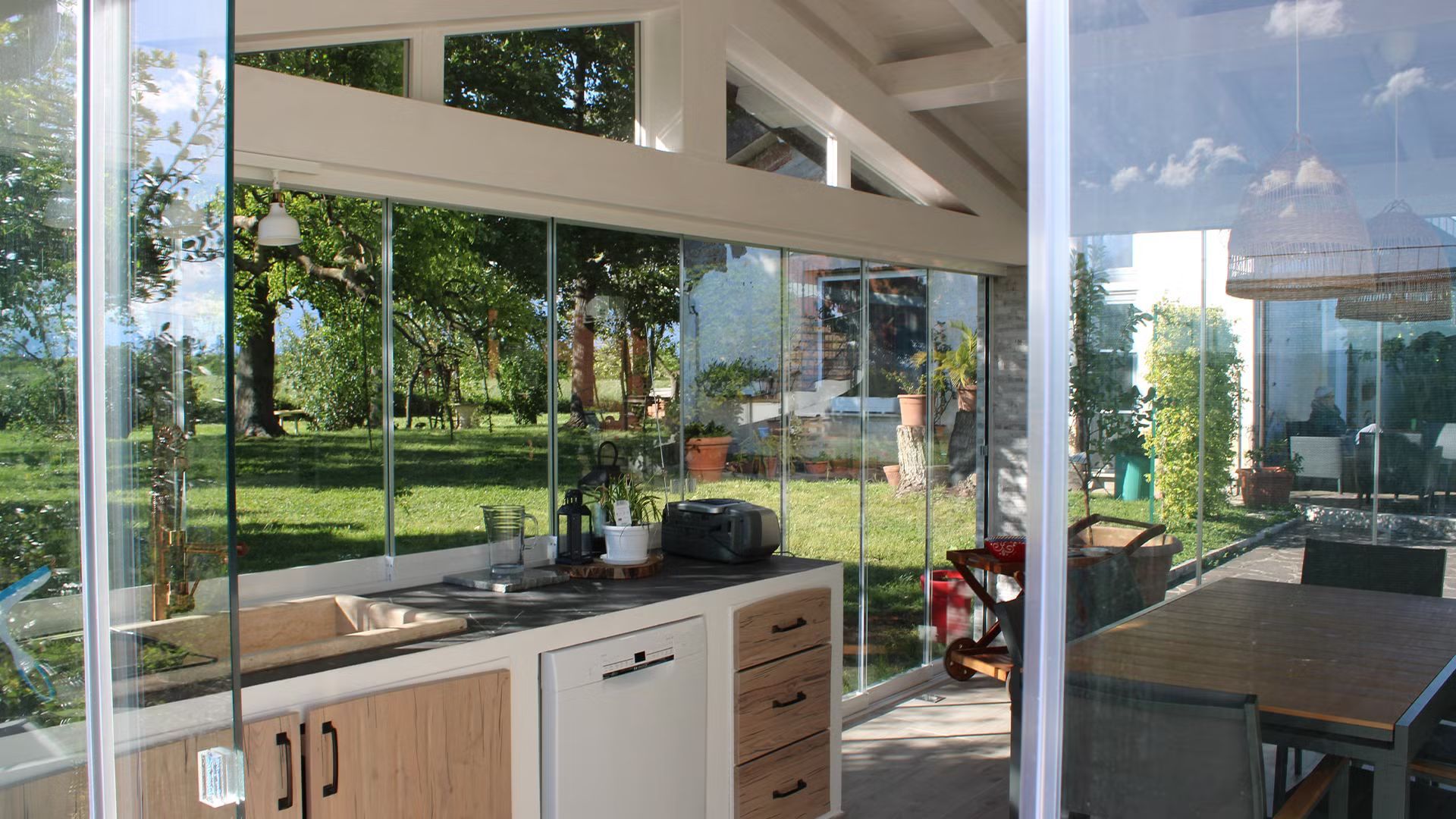 Una cucina con tante finestre e un tavolo