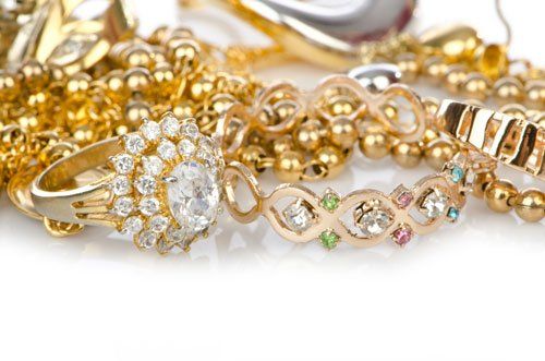 collane, braccialetti e un anello dorato