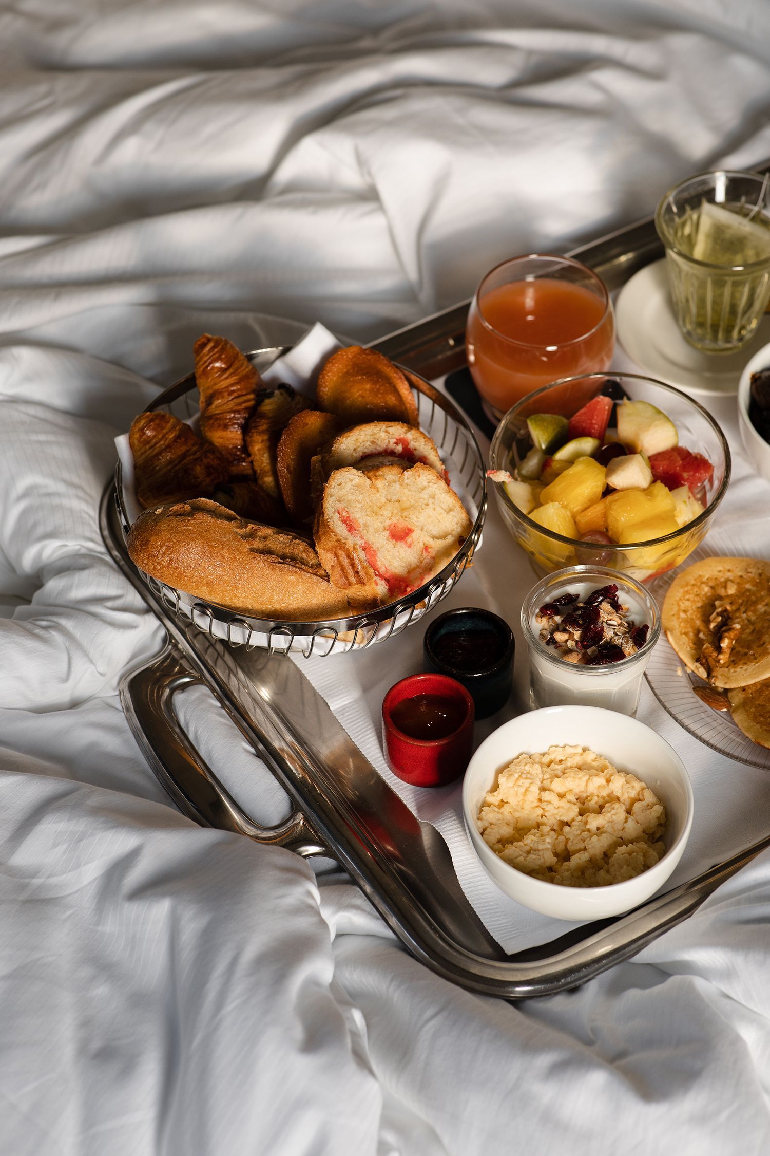 A bedroom with two twin beds and a rug.