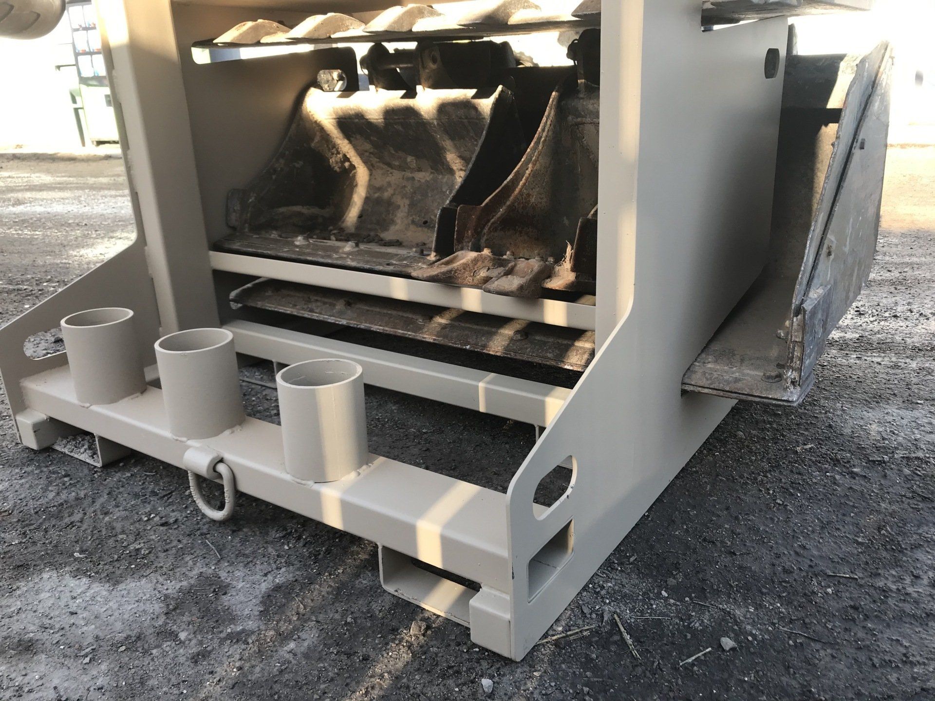 A bucket bunker's auger bit pockets