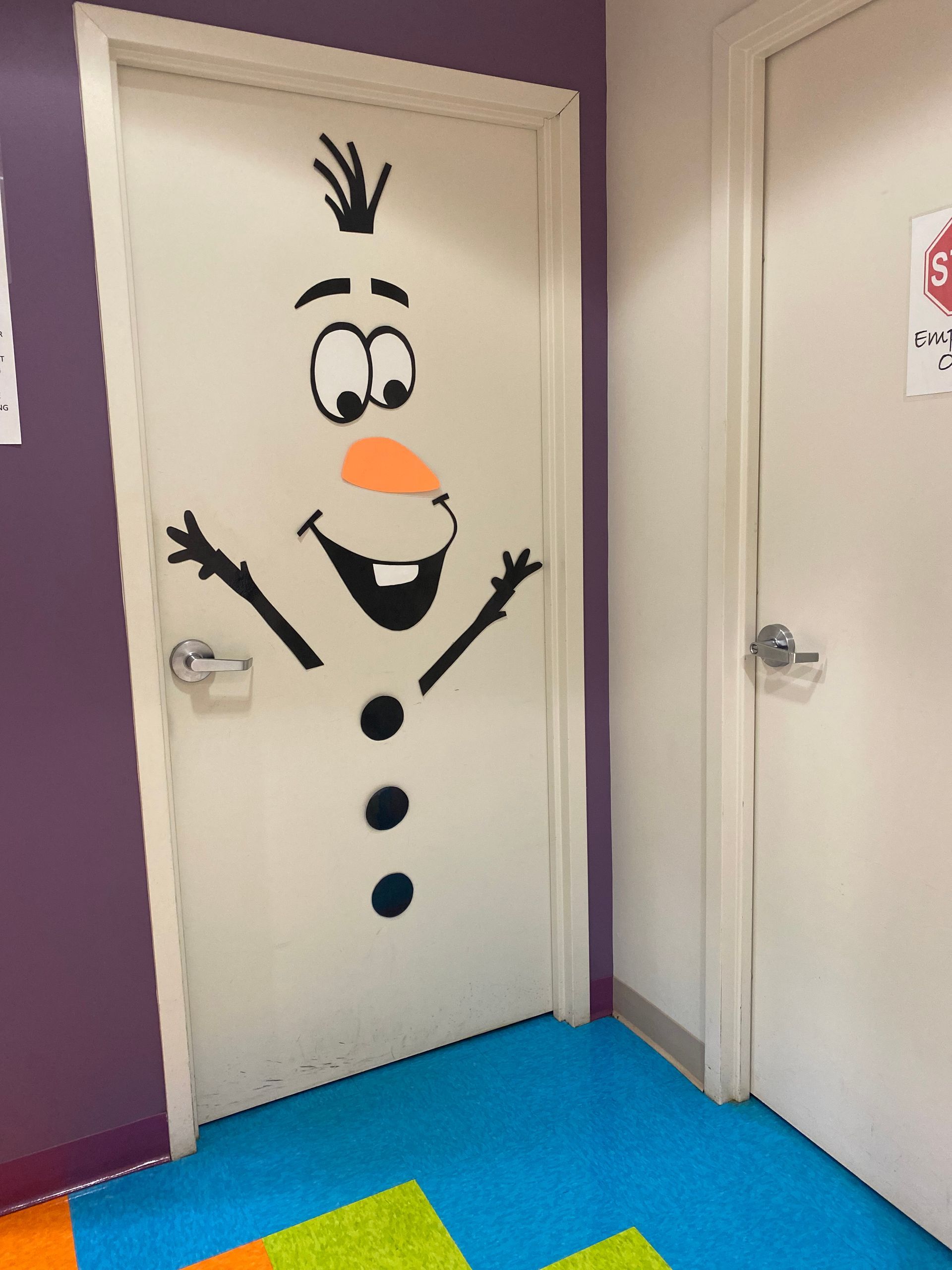 Door decorated to be a snowman