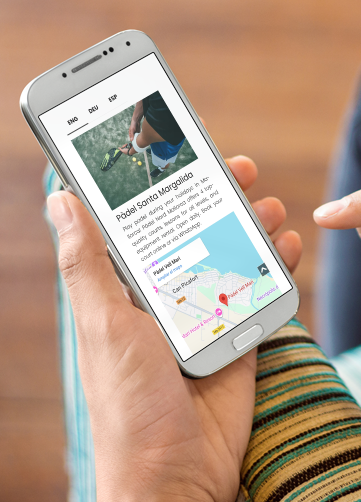 Una persona sostiene un teléfono inteligente que muestra información sobre una ubicación, con una foto, texto y un mapa con un pin.