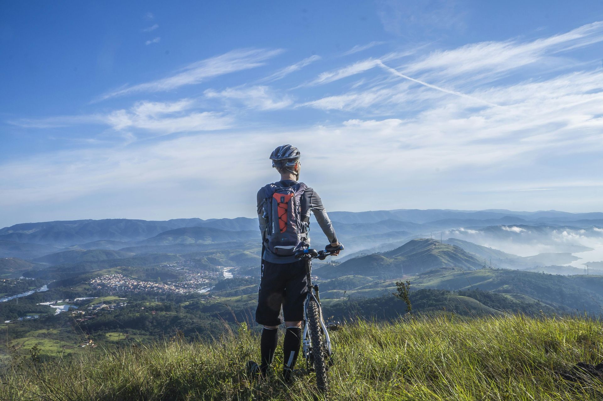 Ciclista de montaña en la cima