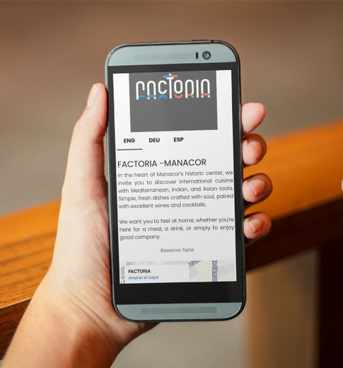 Una mano sosteniendo un teléfono inteligente que muestra una página web de 