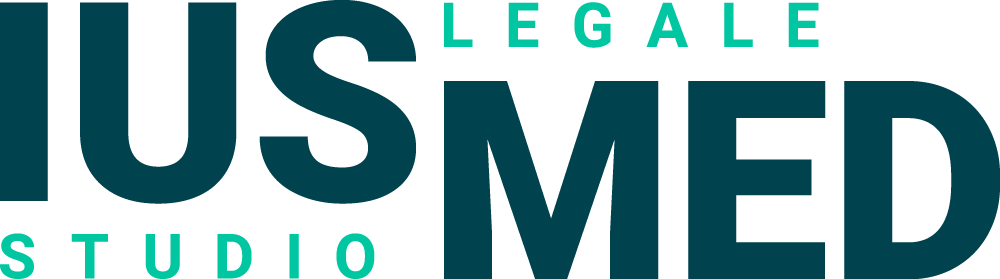 Logo per IUS MED Studio: scritta verde acqua su sfondo bianco.