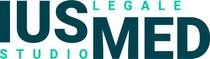 Logo per IUS MED Studio: scritta verde acqua su sfondo bianco. 