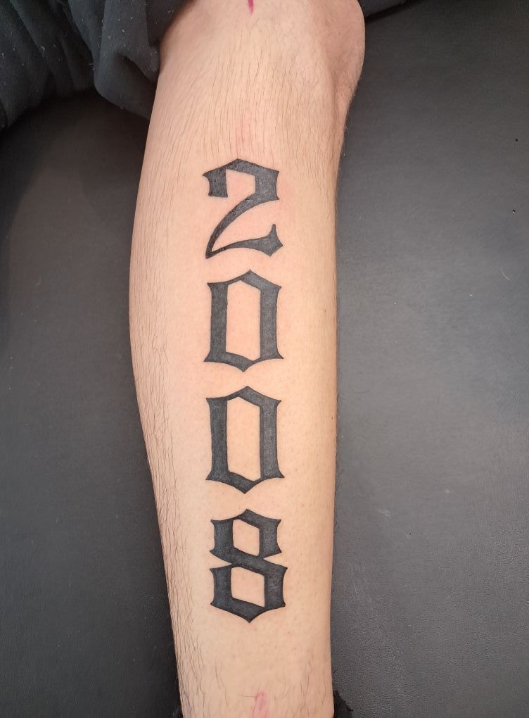 Tattoo on a leg showing the year 