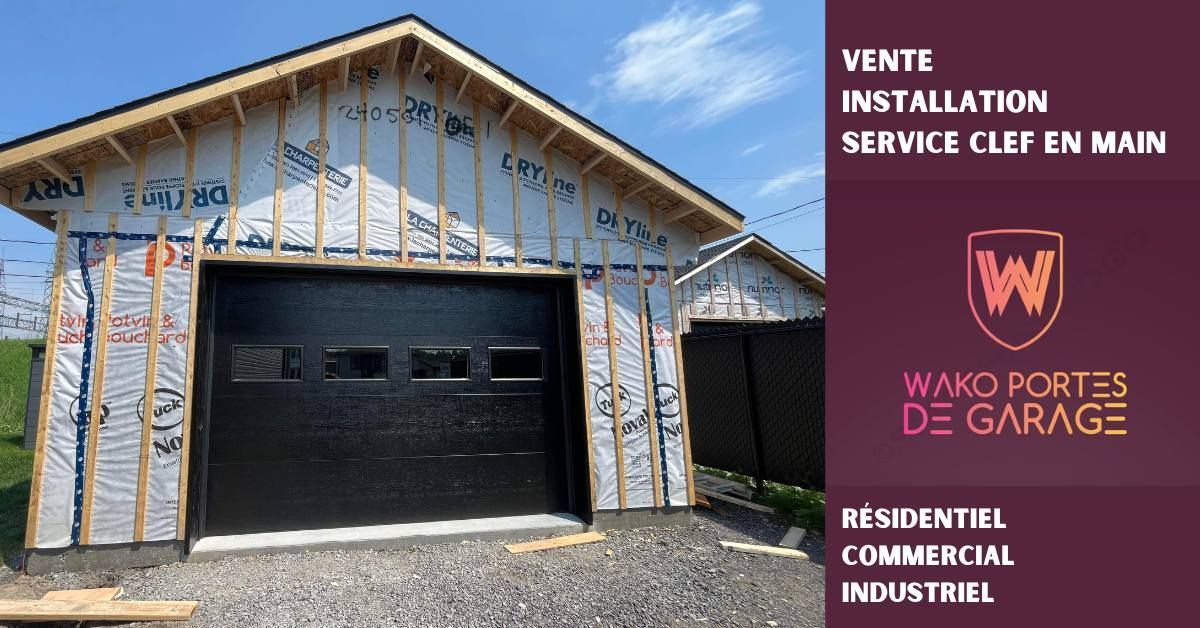 Garage avec porte noire, publicité Wako Portes de Garage. Texte : « Vente, installation, service clé en main ».