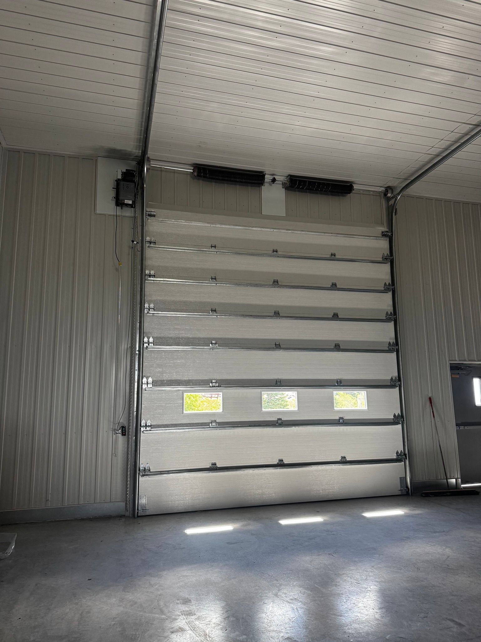 Vue intérieure d'une chambre de stockage réfrigérée avec une grande porte à lattes horizontales.