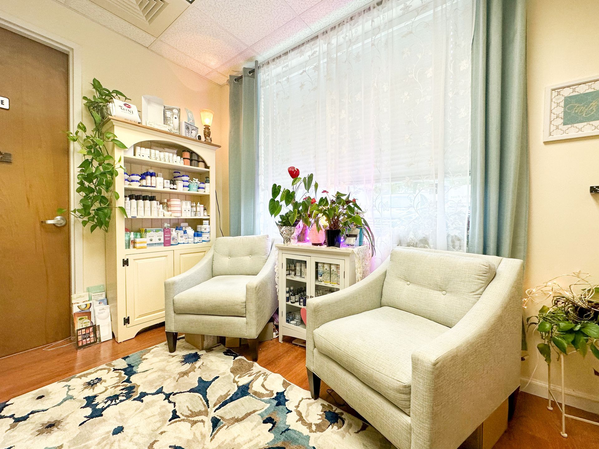 A waiting room with two chairs and a rug.