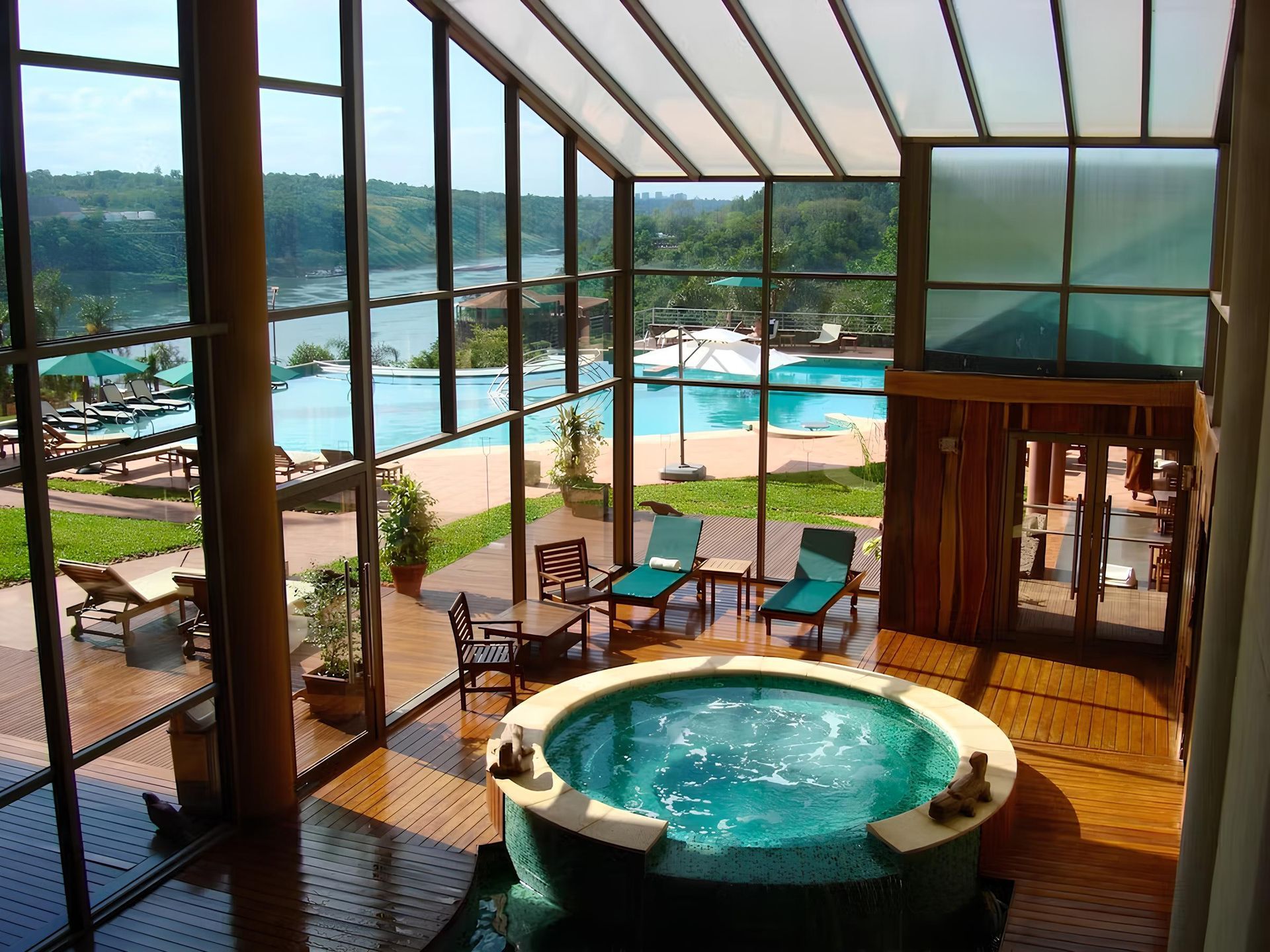 Una habitación grande con una bañera de hidromasaje en el medio.