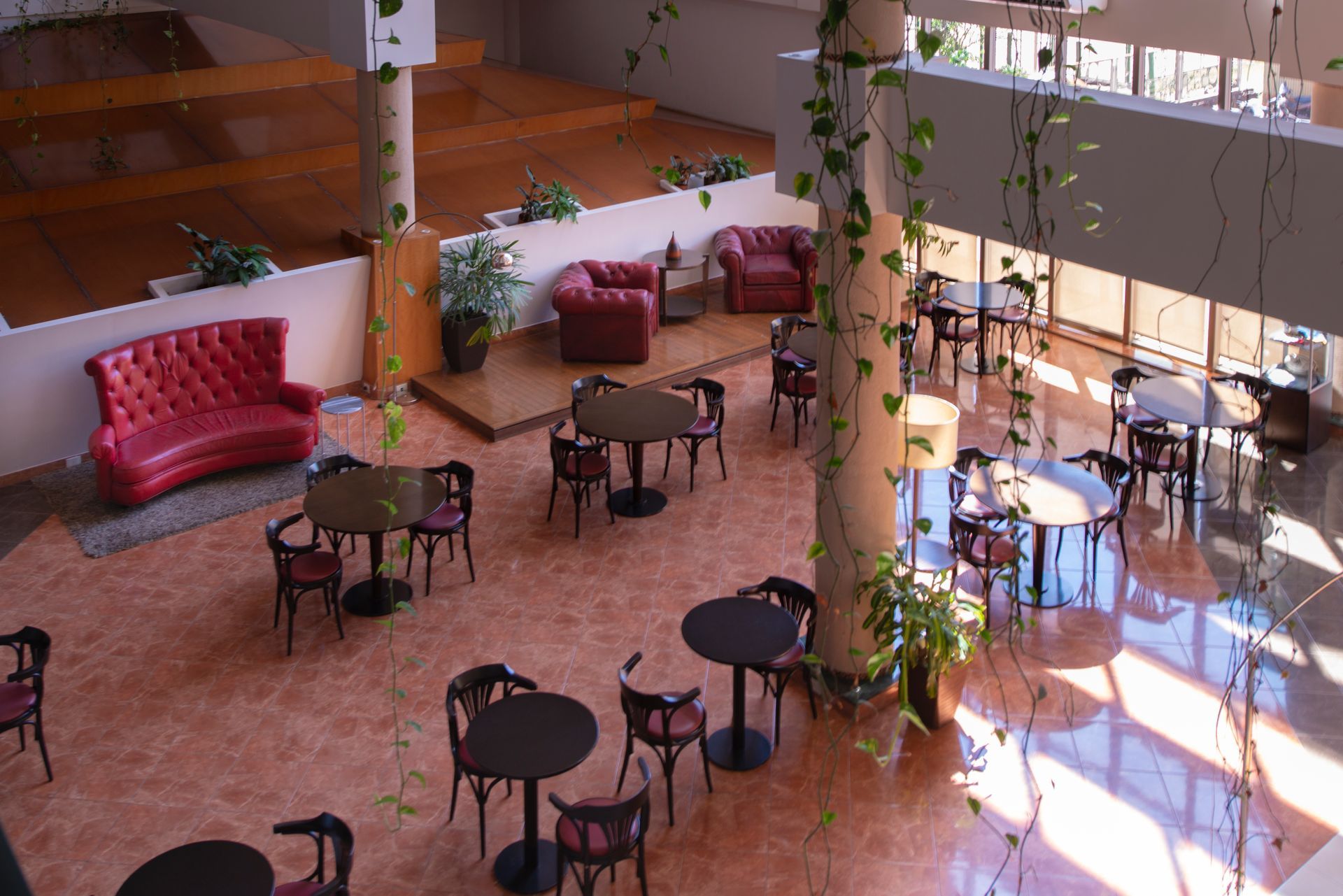 Una vista aérea de un restaurante con mesas y sillas.