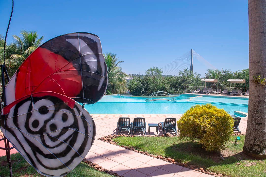 Una mariposa con el número 188 está frente a una piscina.