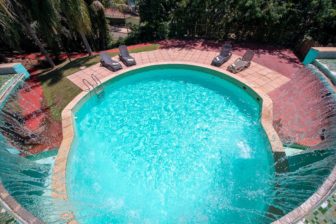 Una vista aérea de una gran piscina rodeada de sillas.