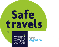 Una pegatina verde que dice viajes seguros según el consejo mundial de viajes y turismo