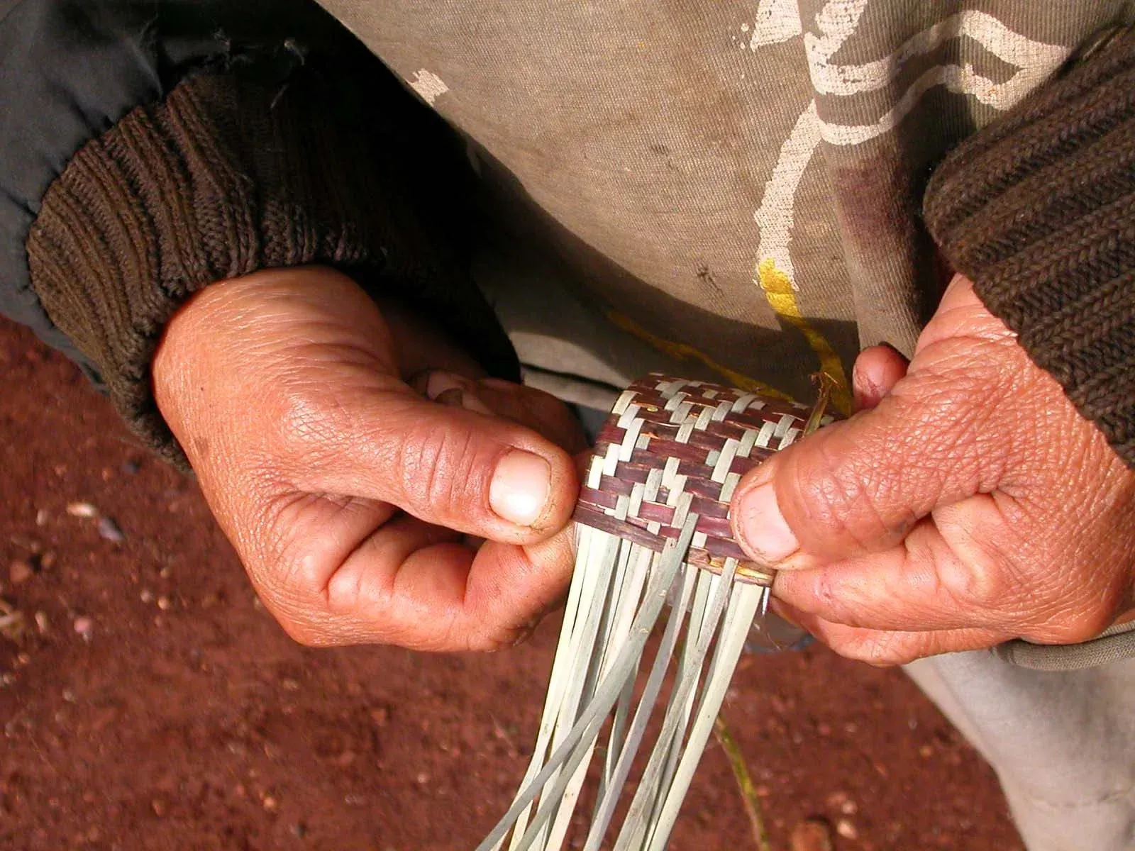 Una persona sostiene un trozo de cuerda en sus manos.