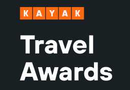 Un logotipo para los premios de viajes en kayak sobre un fondo negro.