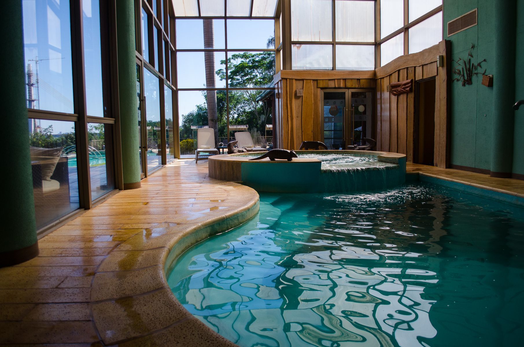 Una gran piscina cubierta con muchas ventanas.