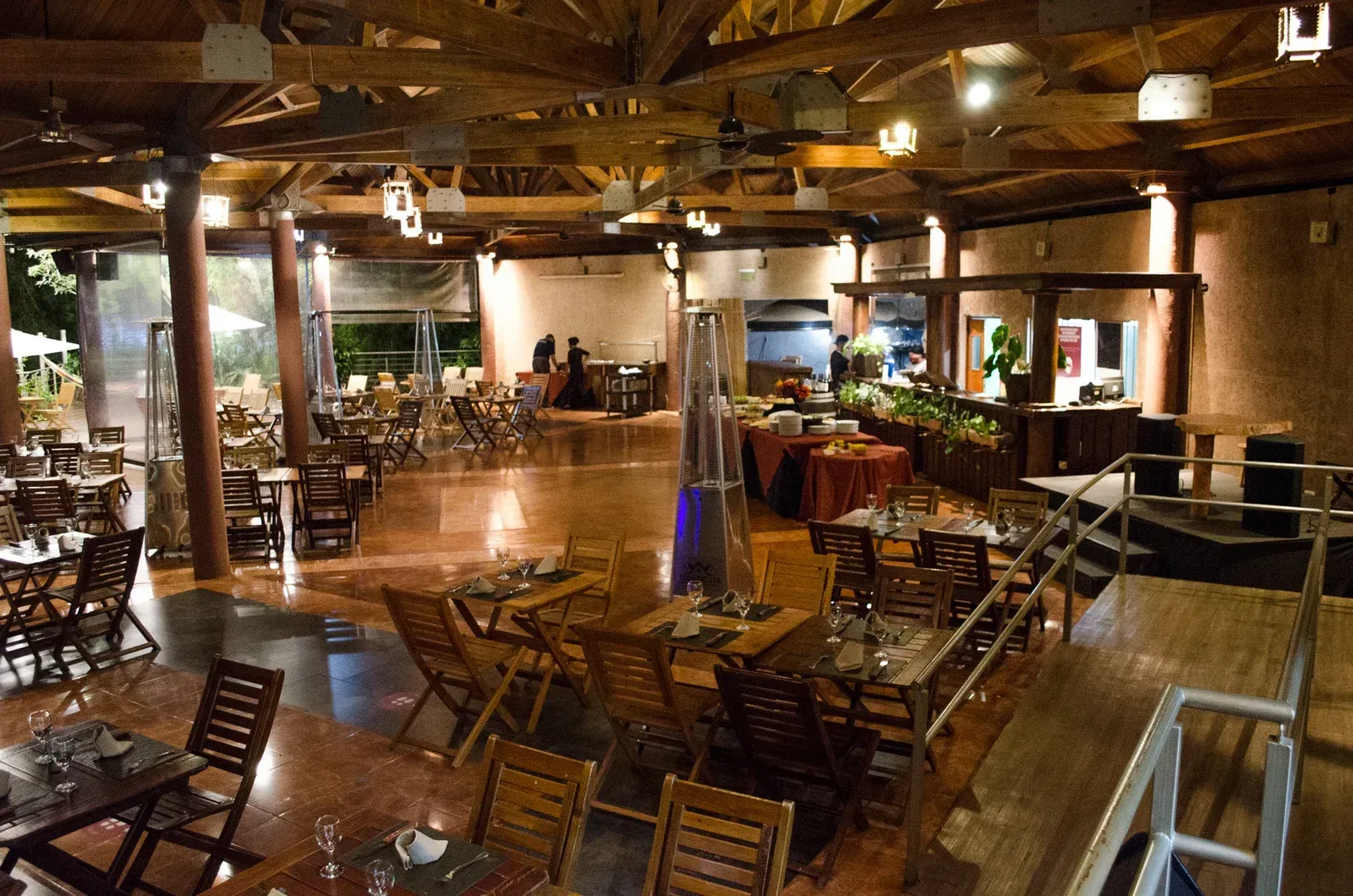 Una gran sala con mesas y sillas.