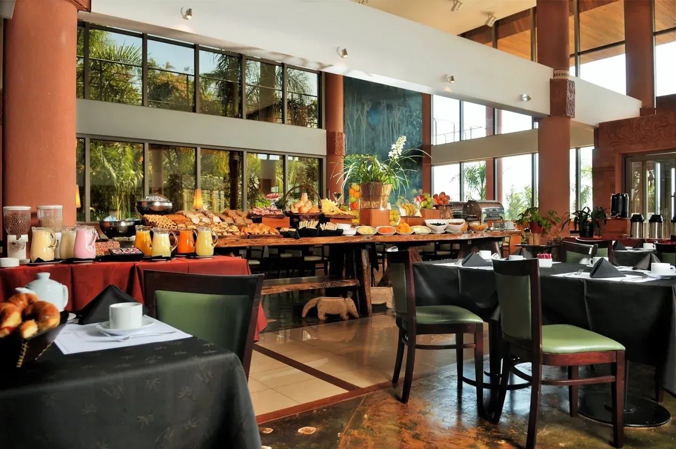 Un restaurante con mesas y sillas y buffet.