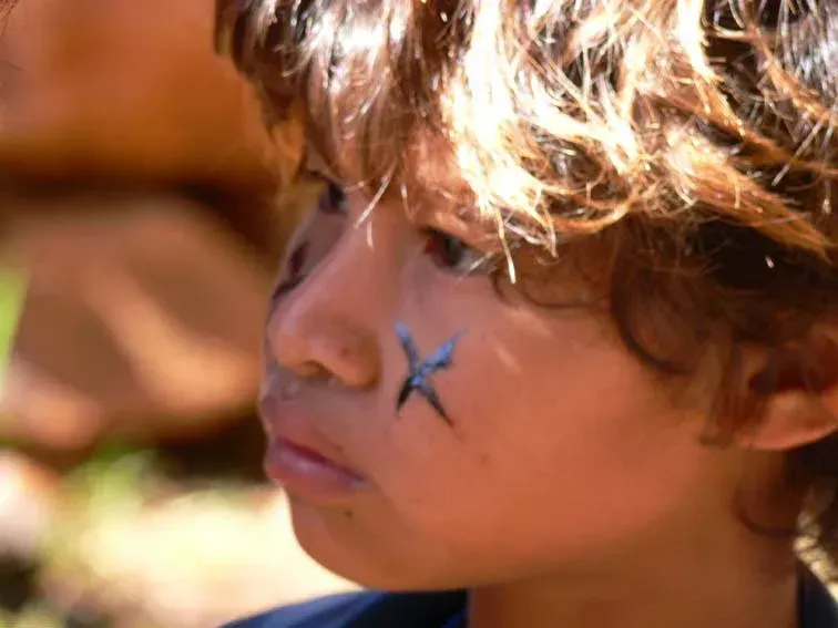 Un niño con una estrella pintada en la cara.