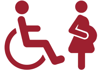 Un hombre en silla de ruedas junto a una mujer embarazada.