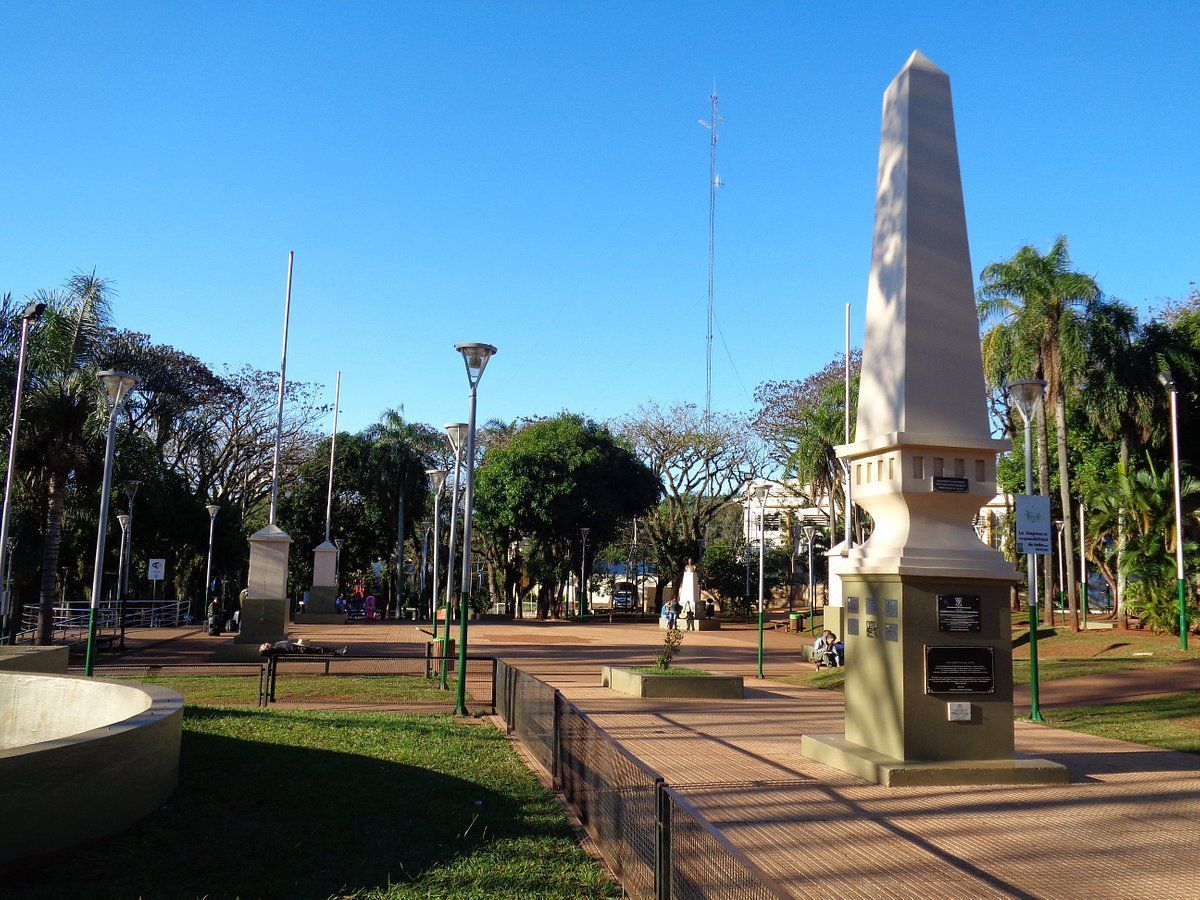 Un gran obelisco en medio de un parque.