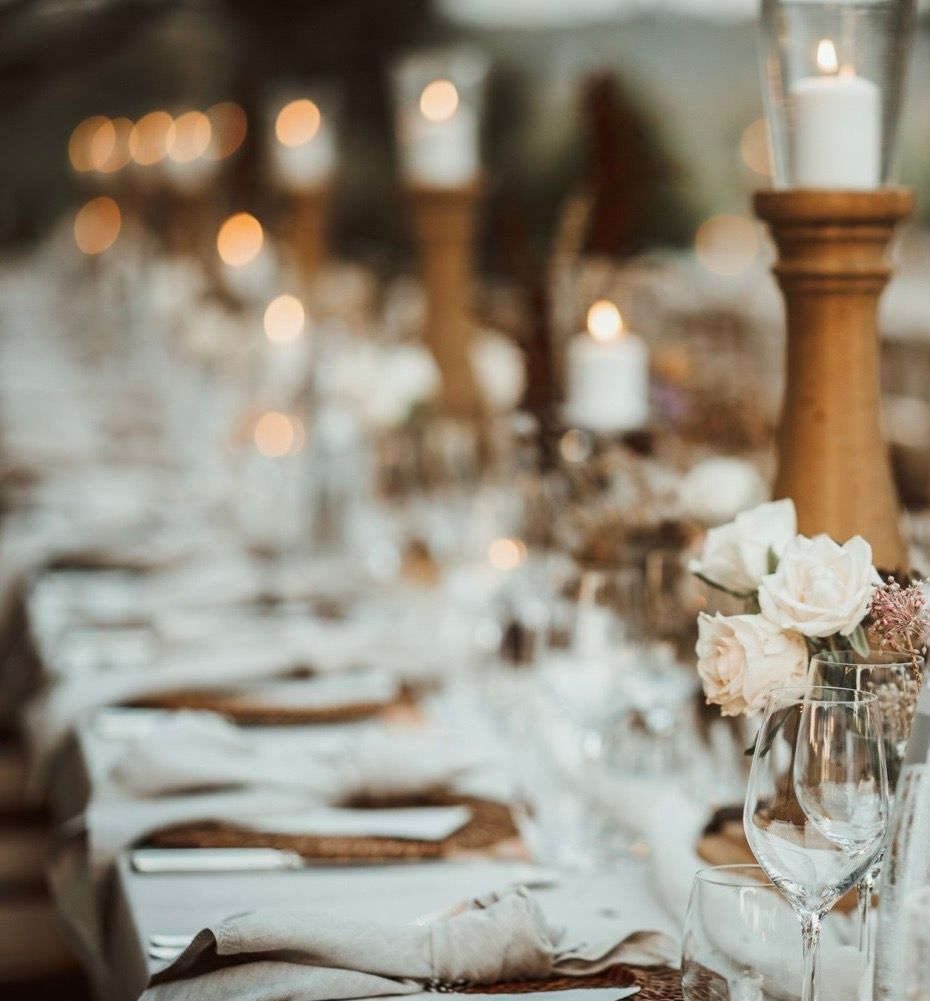 Elegante apparecchiatura per il tavolo delle nozze con candele e fiori.