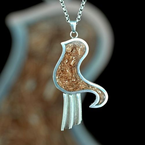 Zilveren vogel Bird hanger met veertjes van koperstaafjes  van  Karen Klein edelsmid
