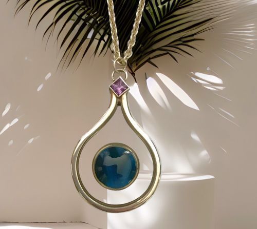 Zilveren hanger met amethist en 'zwevende' agaat met hart , van Karen Klein edelsmid