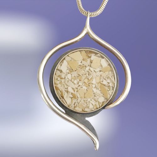 Zilveren halssieraad met eierschaal van Karen Klein edelsmid