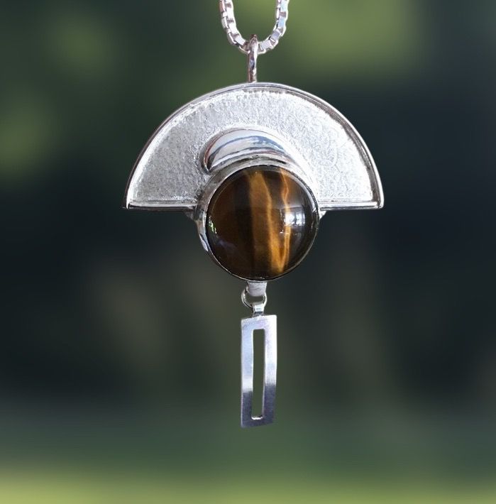 Zilveren hanger met tijgeroog van Karen Klein edelsmid