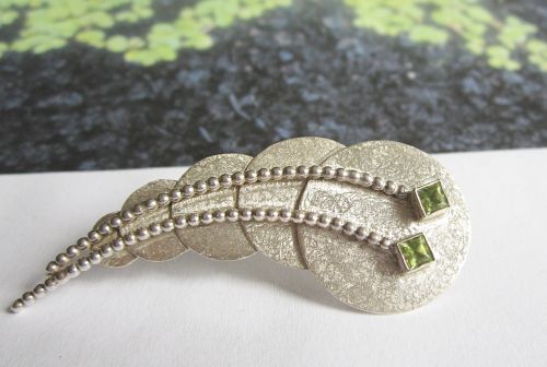 broche met zilver en peridoot, comet, komeet, van Karen Klein edelsmid