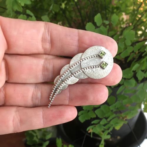 Zilveren broche met pareldraad en Peridoot van Karen Klein edelsmid