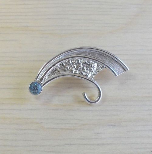 Zilveren broche met blauwe topaas van Karen Klein edelsmid