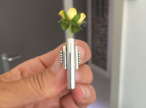 Handgemaakt zilveren Vaasje om een bloemetje mee te dragen van Karen Klein edelsmid