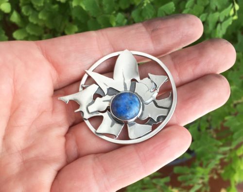 Ronde zilveren broche met Lapis Lazuli van Karen Klein edelsmid