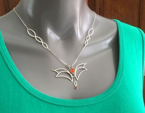 Zilveren collier Bloei van Karen Klein edelsmid, zilveren draadvorm vlinderfiguur