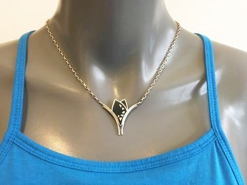 zilveren collier Krokus met zwart koud emaille van Karen Klein edelsmid