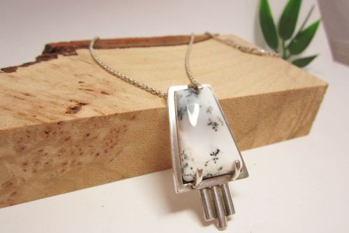 Zilveren hanger met dendriet opaal van Karen Klein edelsmid