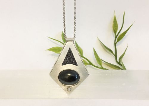 zilveren hanger met hematiet van Karen Klein edelsmid
